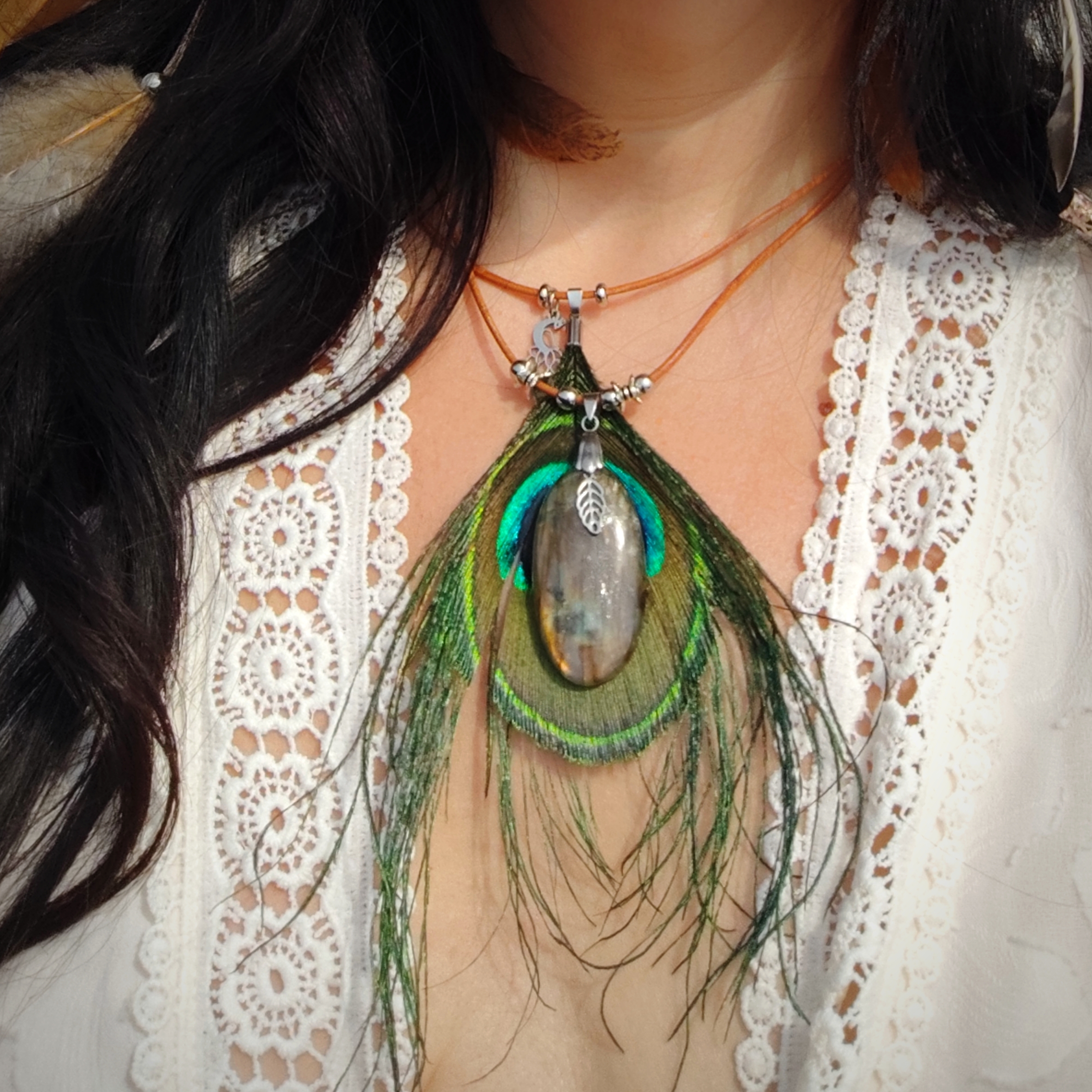 Collier cuir labradorite et plume de paon