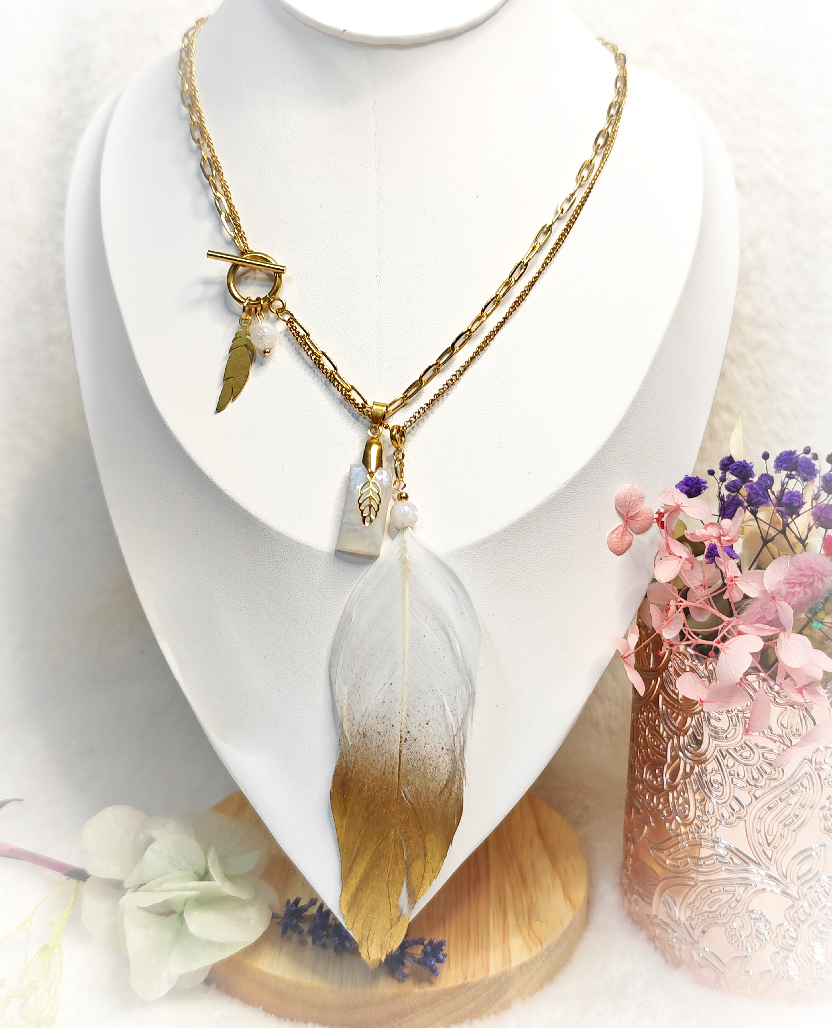 Collier doré plume et pierre de lune arc en ciel