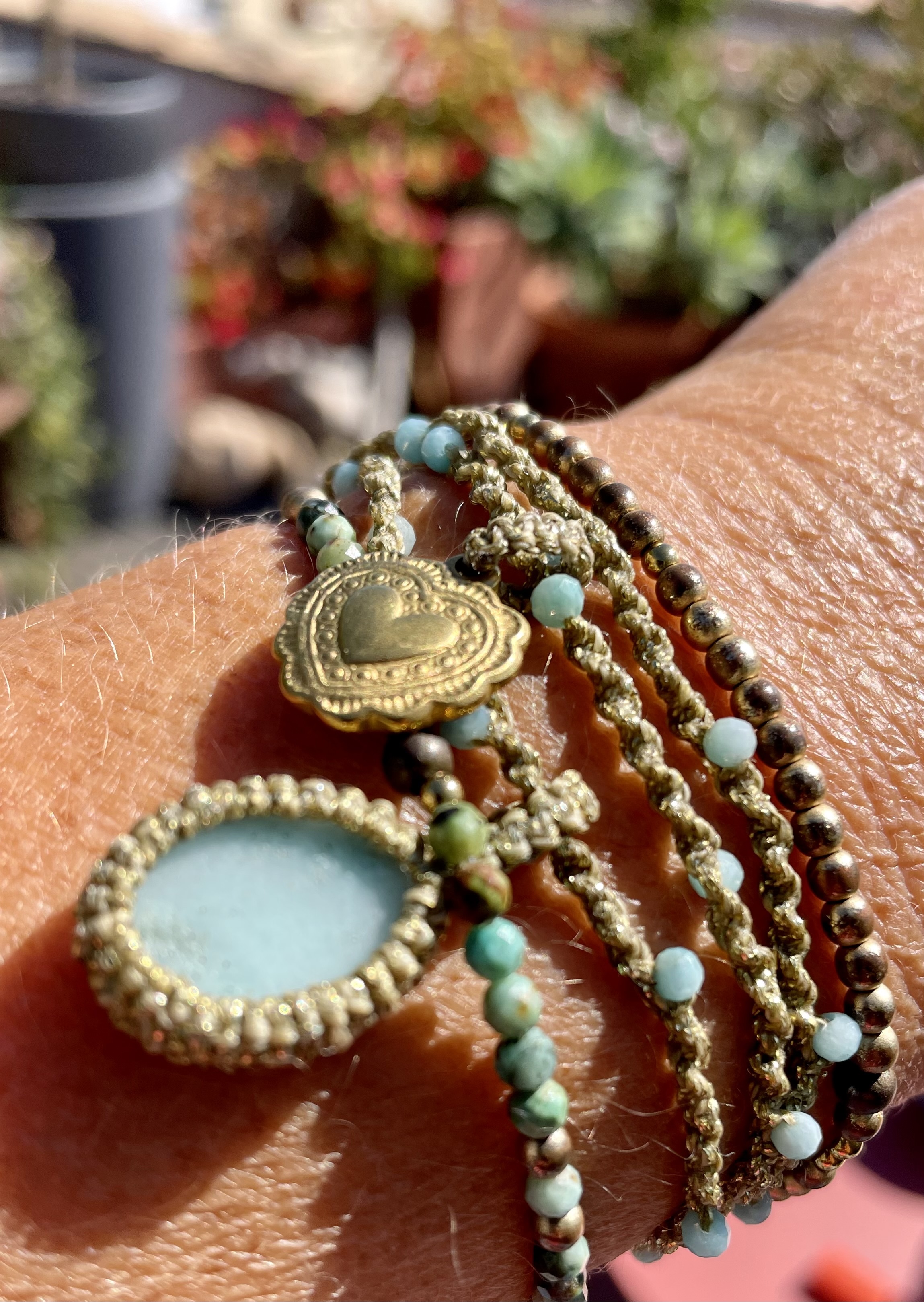 talisman en pierre naturelle ,un concentré d'énergies solaires et de douceur à fleur de peau