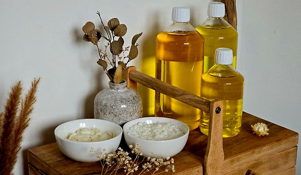 L'ensemble des matières que j'utilise pour réaliser mes créations, parfums en provenance de Grasse et cires 100% végétales