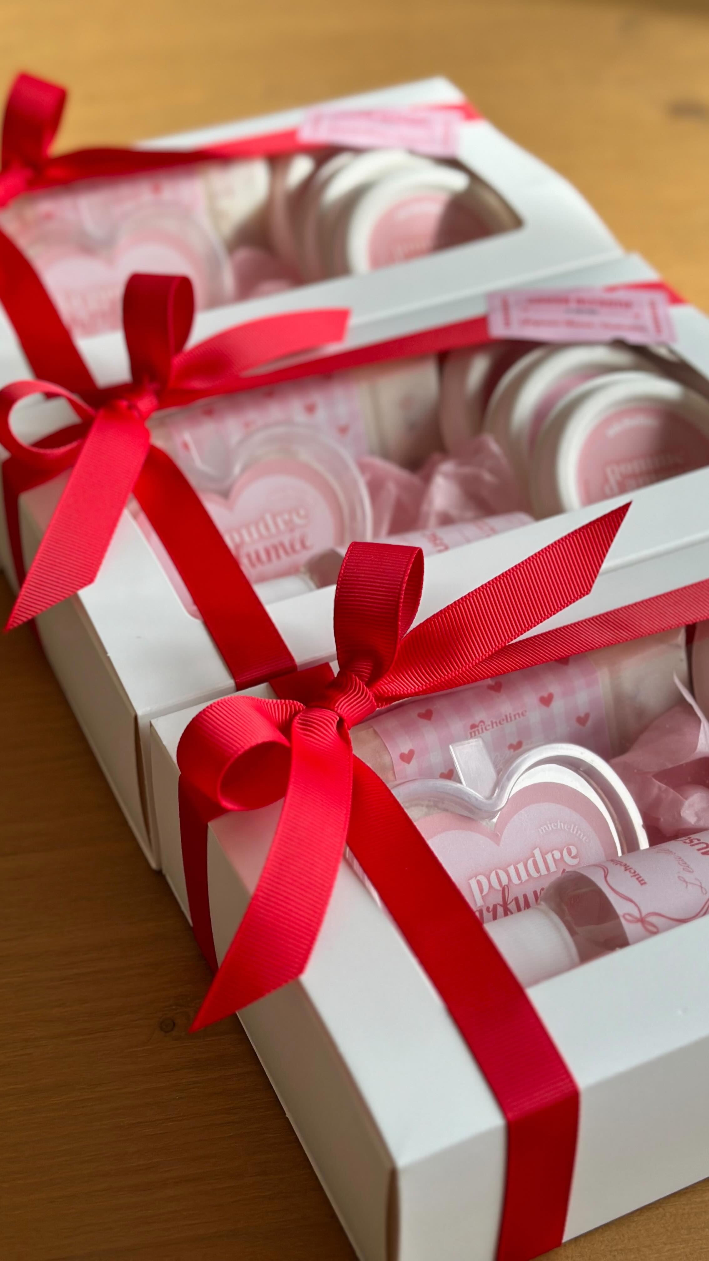 Crush olfactif ????

Découvrez les 6 produits phares de la marque, réunis dans un coffret aux senteurs de l’amour ????✨

Les petites douceurs qui vous attendent à l’intérieur : 
???? Une poudre parfumée pour aspirateur senteur Fleur de coton
???? Un spray