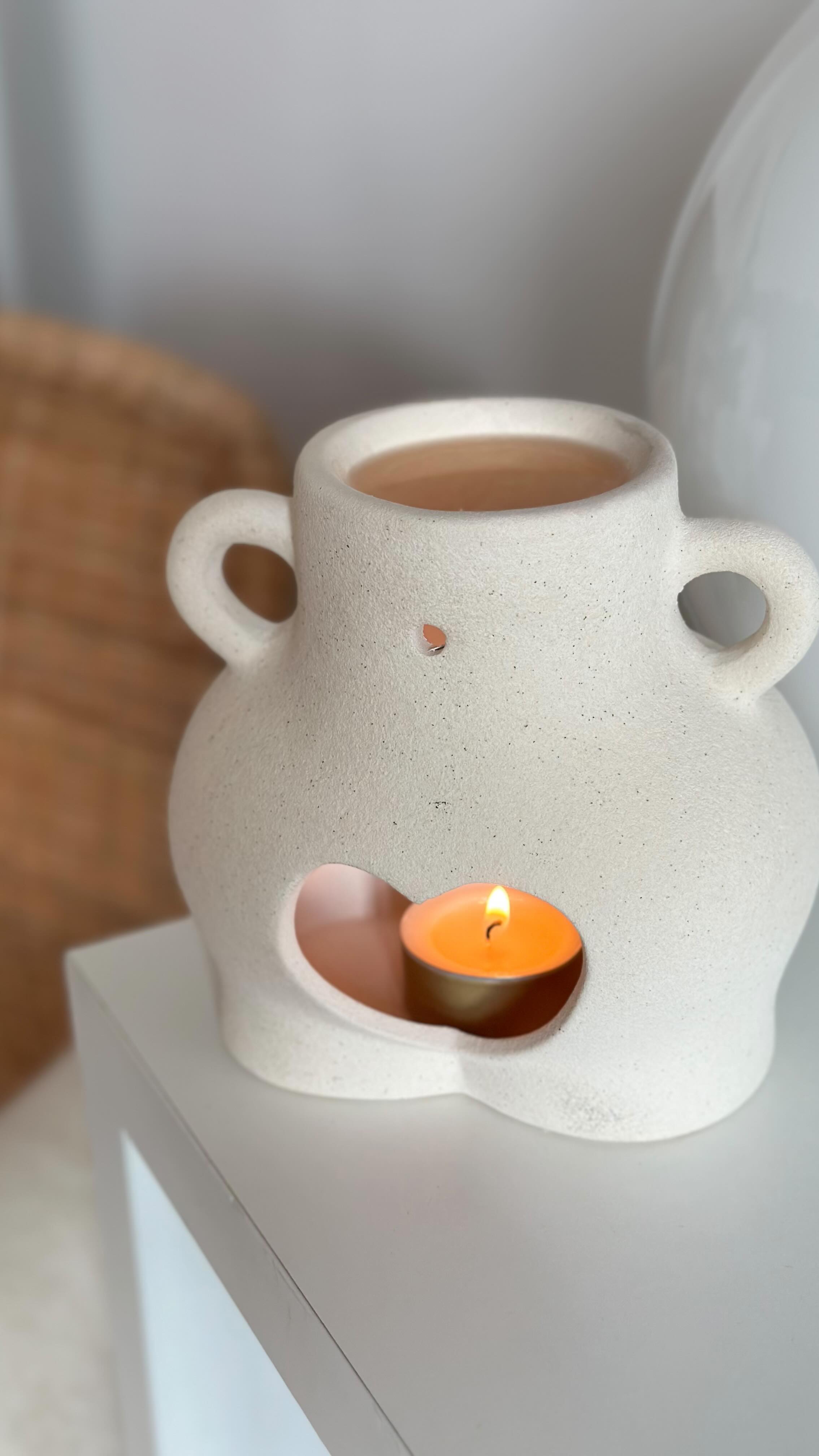 Malgré les nombreuses heures de travail à avoir (littéralement) le nez dedans, c’est comme si je découvrais les parfums pour la première fois, je suis toujours aussi émerveillée à chaque allumage ???? 

✨Aimer son travail avant de vouloir le faire aimer a