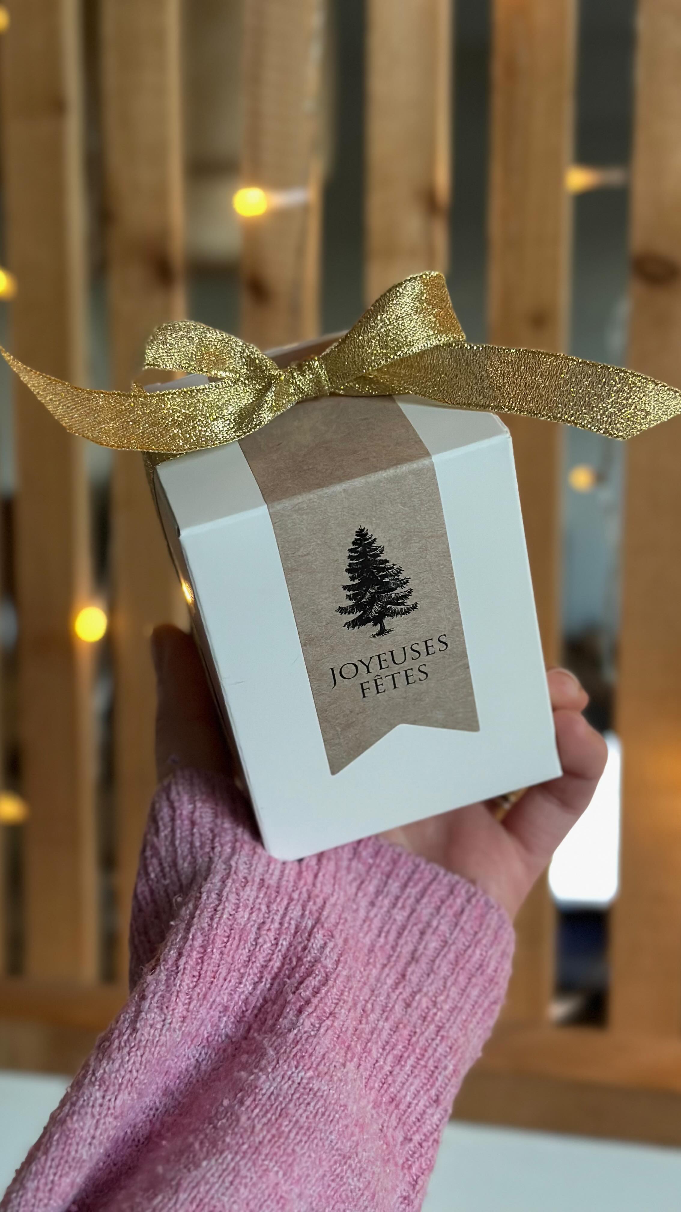 Le packaging ????

S’il y a bien une partie que j’adore dans mon activité, c’est bien les emballages ! ????????‍♀️✨

C’est la première chose que vous voyez en ouvrant votre colis, chaque petit détail compte ???? Et d’autant plus lorsque qu’il s’agit d’un 