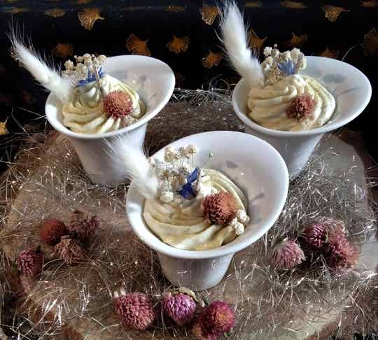 Bougie dans petit pot en verre blanc