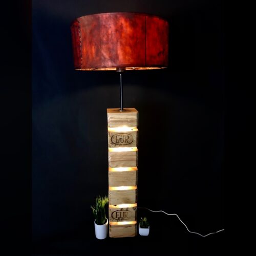 Lampe bois de palette et abat jour en parchemin de cuire.