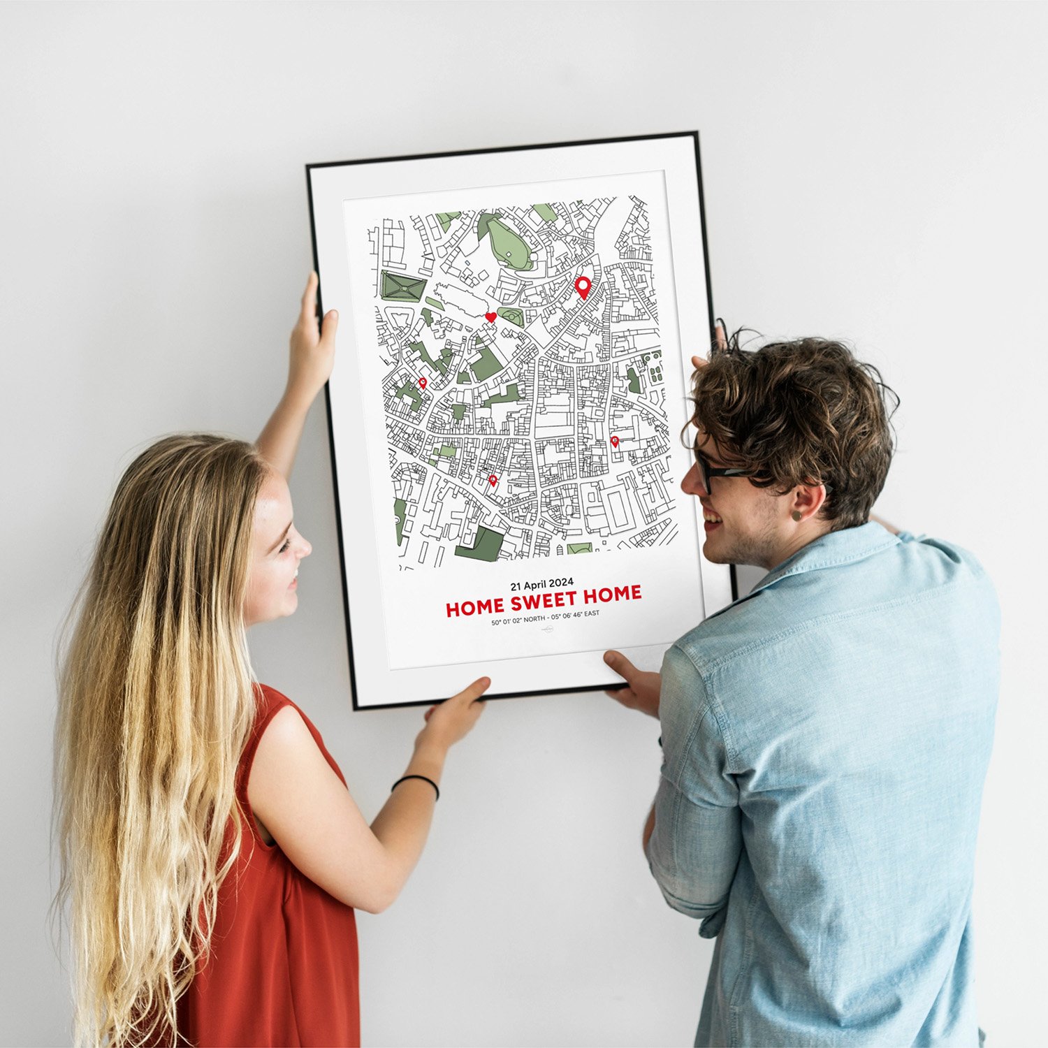 Poster avec la carte de ville personnalisée encadrée avec un jeune couple.