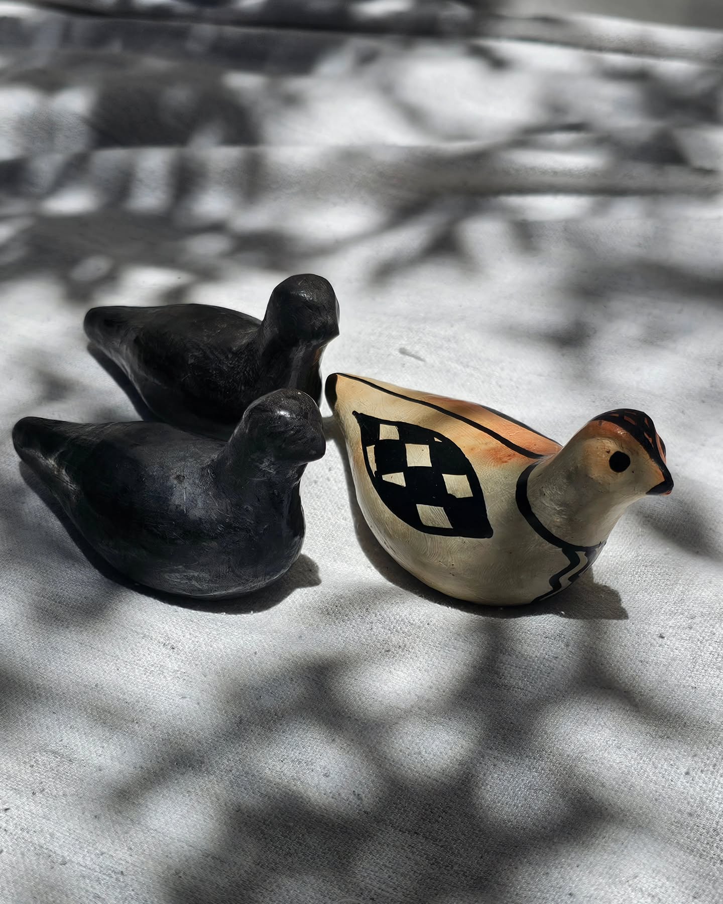???? Coming soon…

Une nouvelle collection de petites décorations en poterie de Sejnane arrive bientôt.

Des oiseaux, des poissons et d’autres formes inspirées de la nature  à accrocher ou à poser  entièrement faits à la main, dans le respect des traditio
