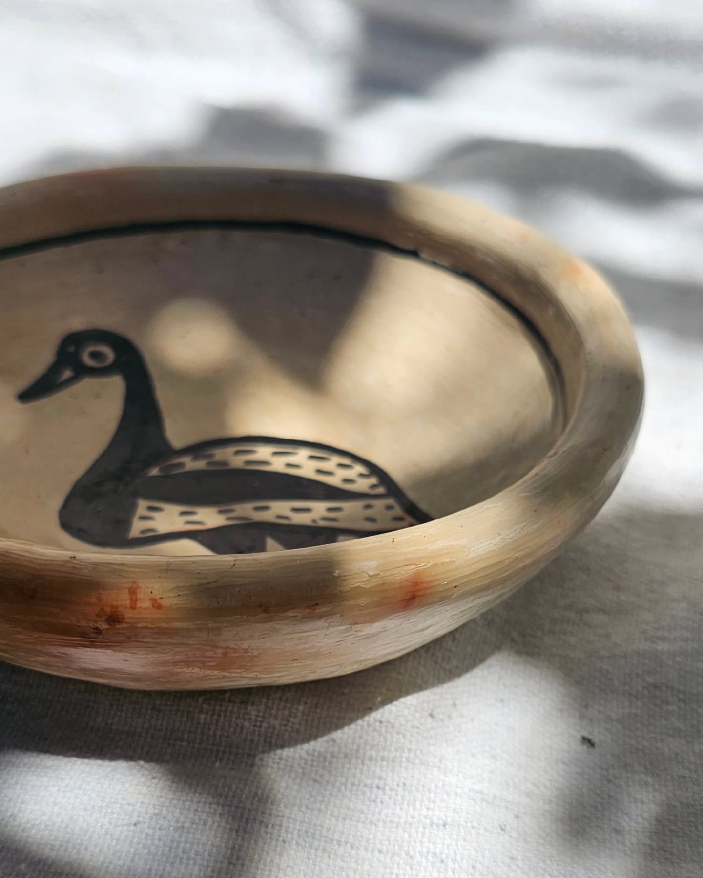 Coming soon – Édition limitée ????

Nos bols en terre cuite de Sejnane sont désormais disponibles en précommande.
Façonnés à la main, décorés d’un petit oiseau dessiné à la main, ils perpétuent un savoir-faire transmis de mère en fille.
Ce geste ancestral