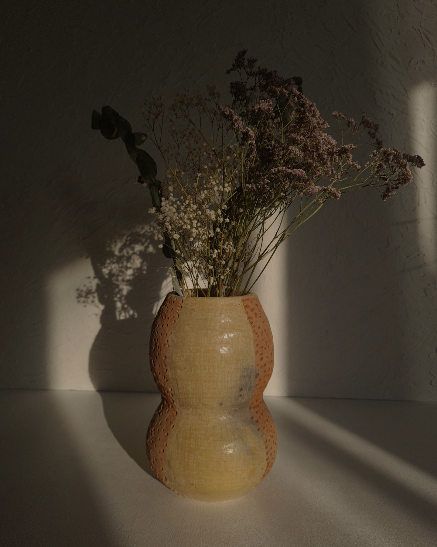 ✨ Découvrez notre vase NARA en céramique artisanale, façonné à la main à Sejnane, en Tunisie, là où la poterie traditionnelle est classée au patrimoine immatériel de l'Unesco ???? 

Aves ses différentes textures naturelles, ses pigments de terre et sa for