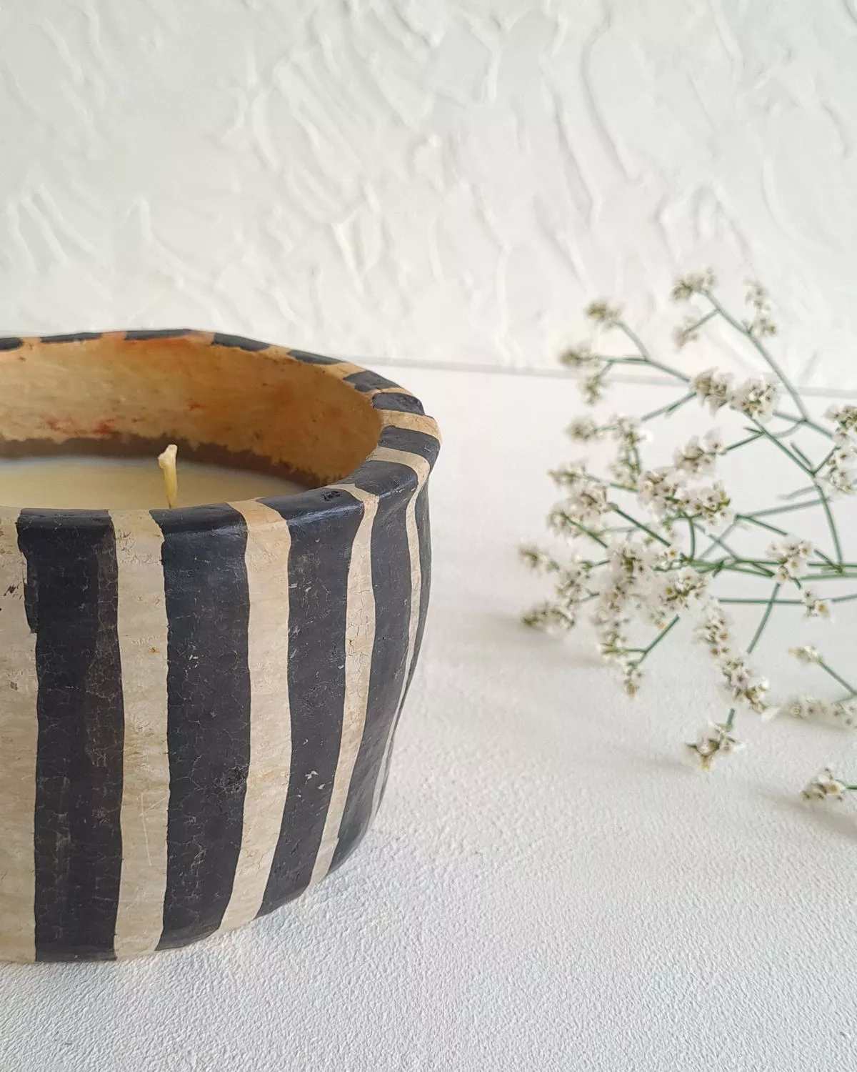 Bougie artisanale en terre cuite de Sejnane - couleur beige et rayures noires - Taille M