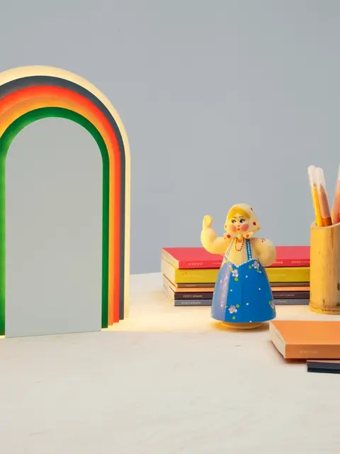 Découvrez l'éclat et la vivacité du design français avec notre lampe à poser audacieuse, imaginée et conçue par un créateur talentueux basé à Montreuil, ancien élève de l'école Boule. Cette pièce vibrante est un hommage à la créativité et à l'innovation, 