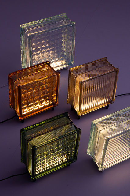 Découvrez l'audace architecturale et le raffinement du design lituanien avec notre lampe à poser unique, conçue par un créateur passionné qui détourne habilement les briques de verre pour créer une pièce d'éclairage saisissante. Chaque lampe est une fusio