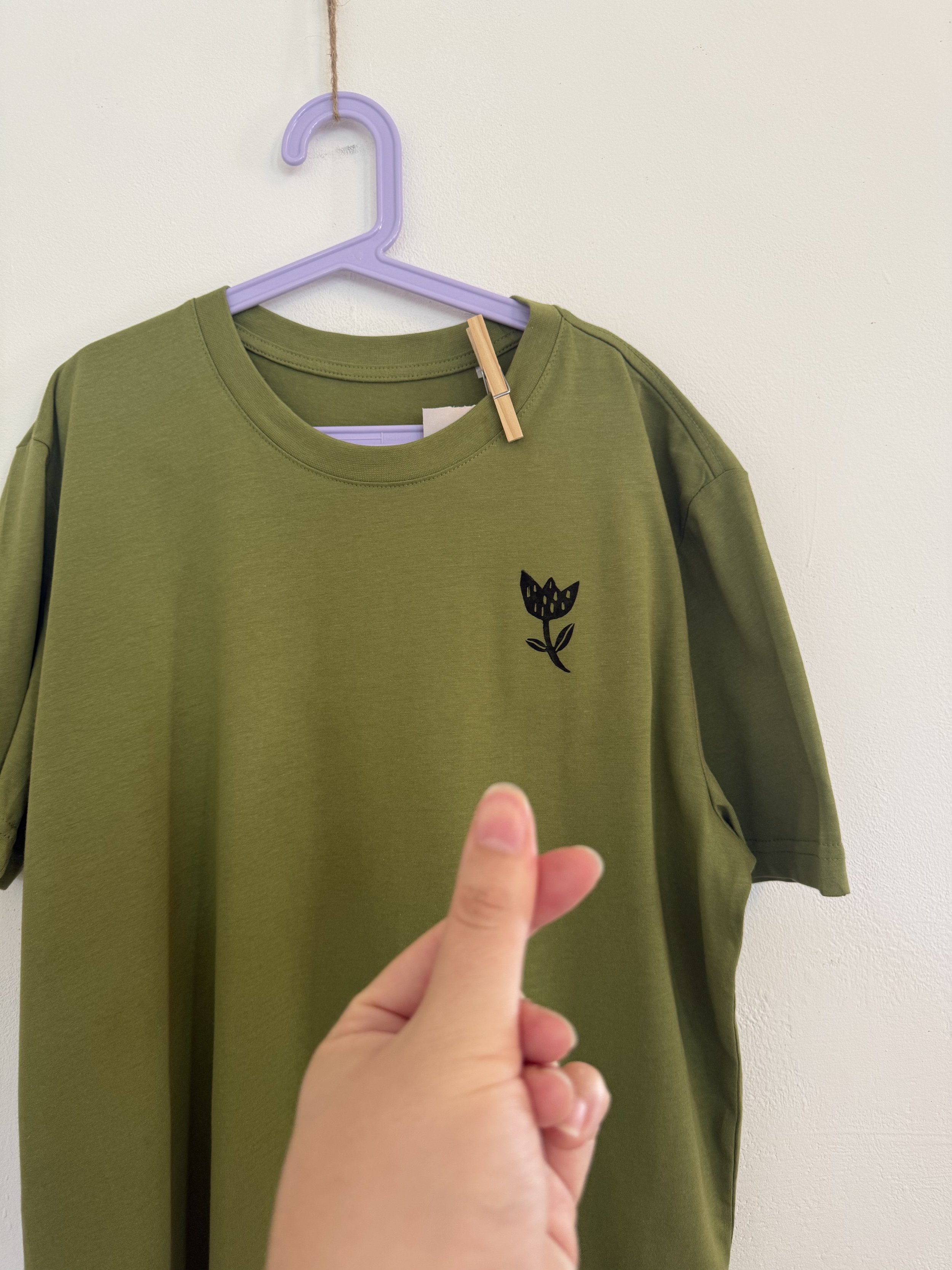 T-shirt chiné et revalorisé en linogravure, motif tulipe sur le cœur