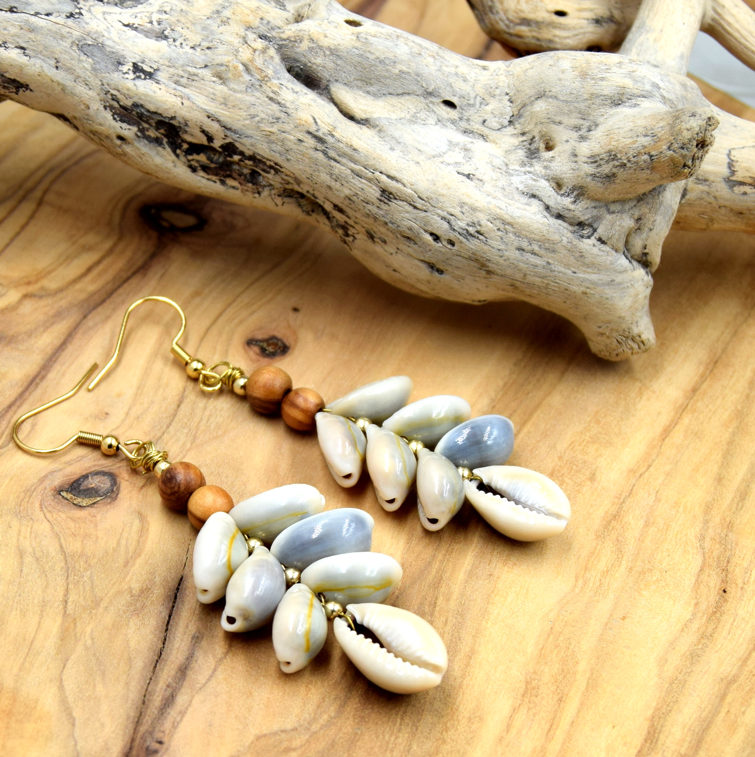 Boucles d'oreilles pendantes coquillages cauris et perles d'olivier rondes