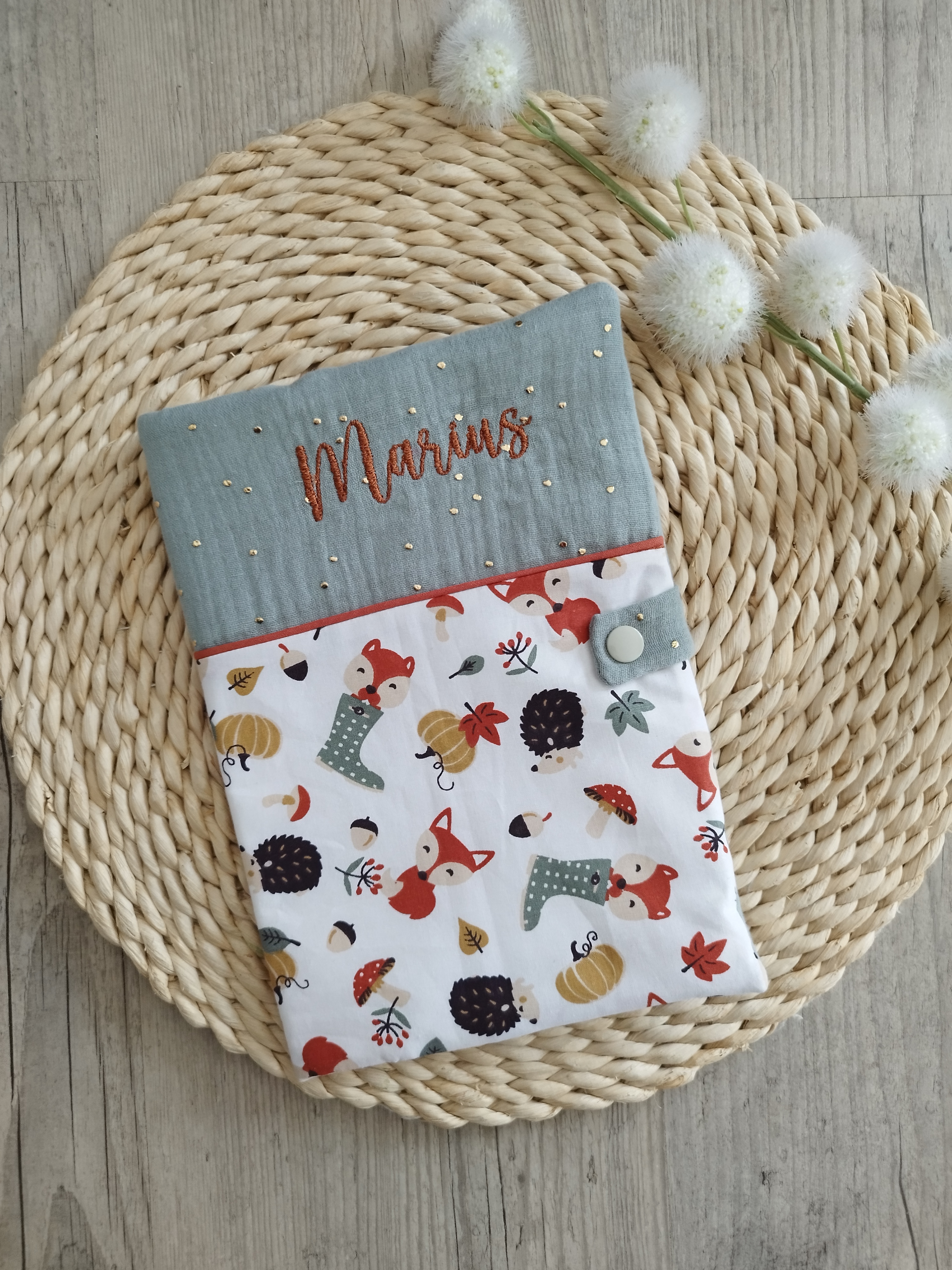 Carnet de santé brodé