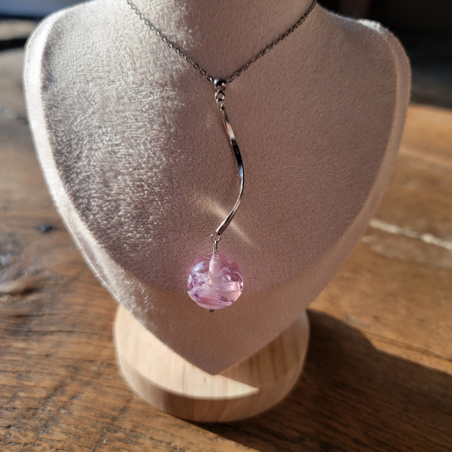 Collier en verre filé au chalumeau artisanant verrier